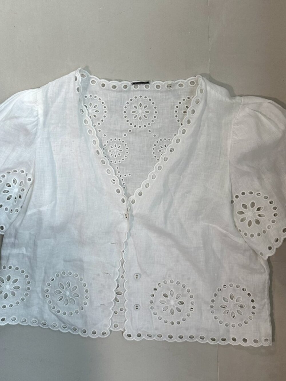 Elie Tahari white linen eyelet blouse with flutter sleeve Medium